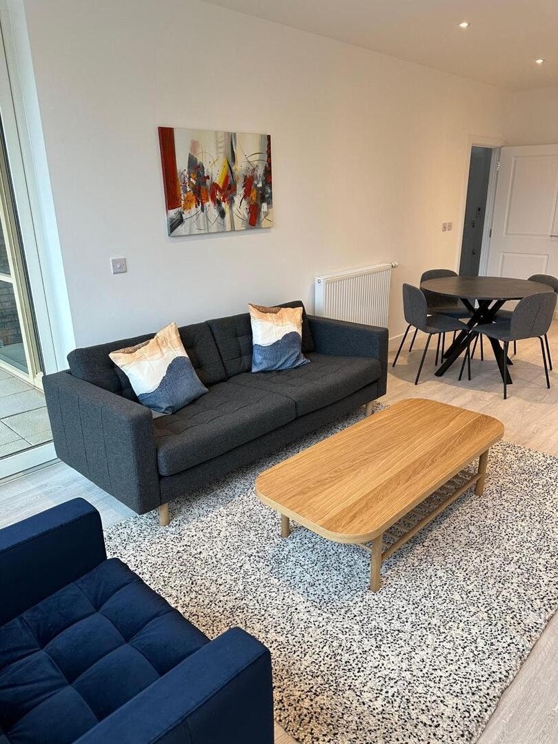 Flat Longbridge Road in Greater London