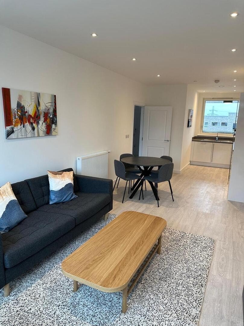 Flat Longbridge Road in Greater London