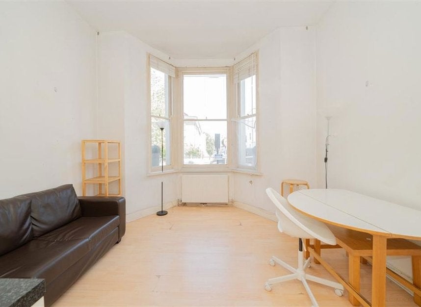 Flat Finborough Road in Greater London