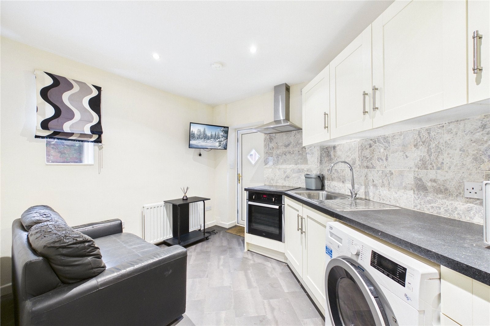 Flat Lansdowne Road in Reading