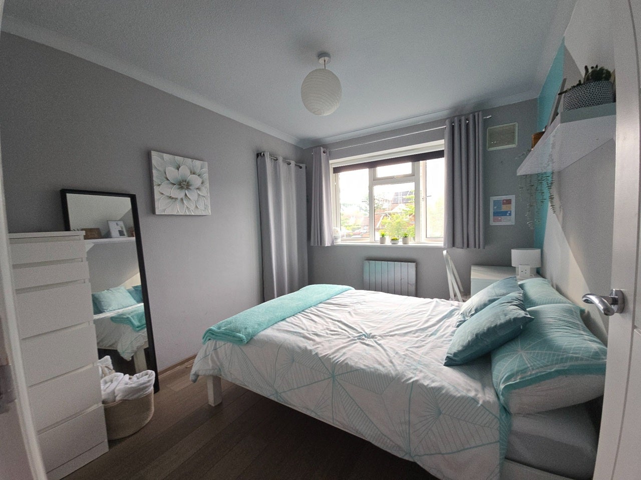 Room Chamberlain Way in Greater London