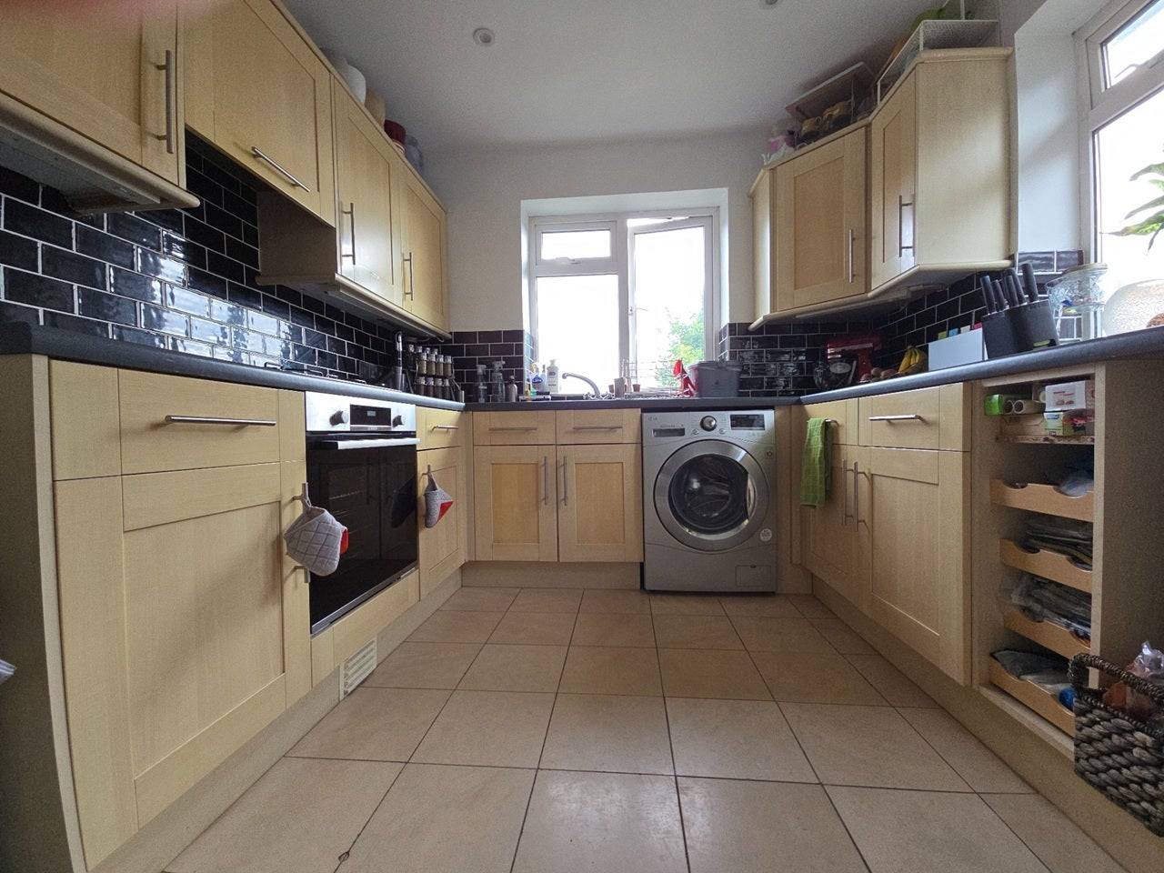 Room Chamberlain Way in Greater London