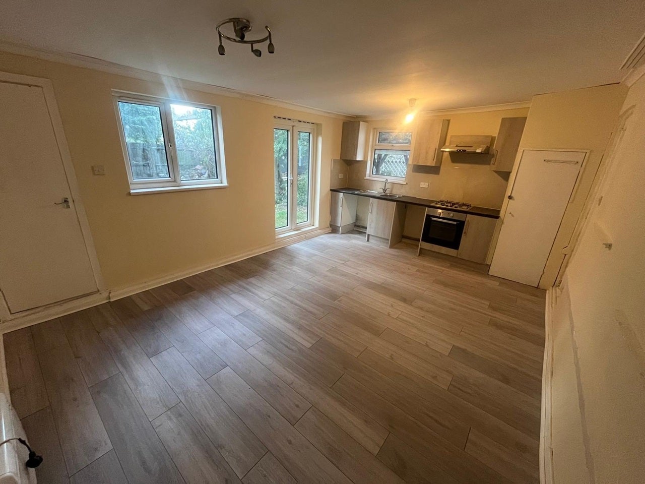 Room Selby Road in Greater London
