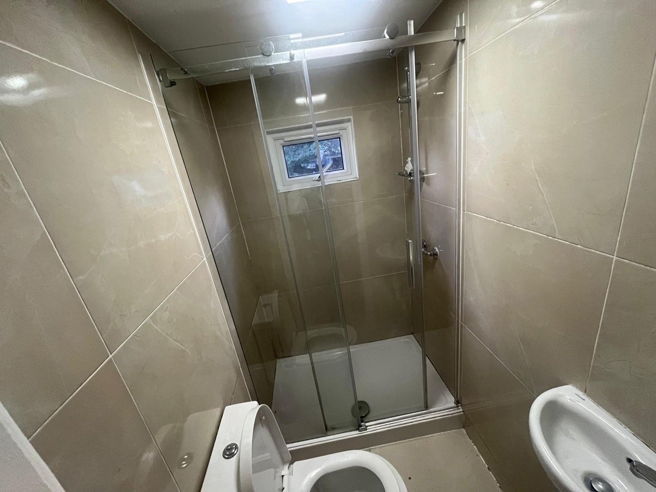 Room Selby Road in Greater London