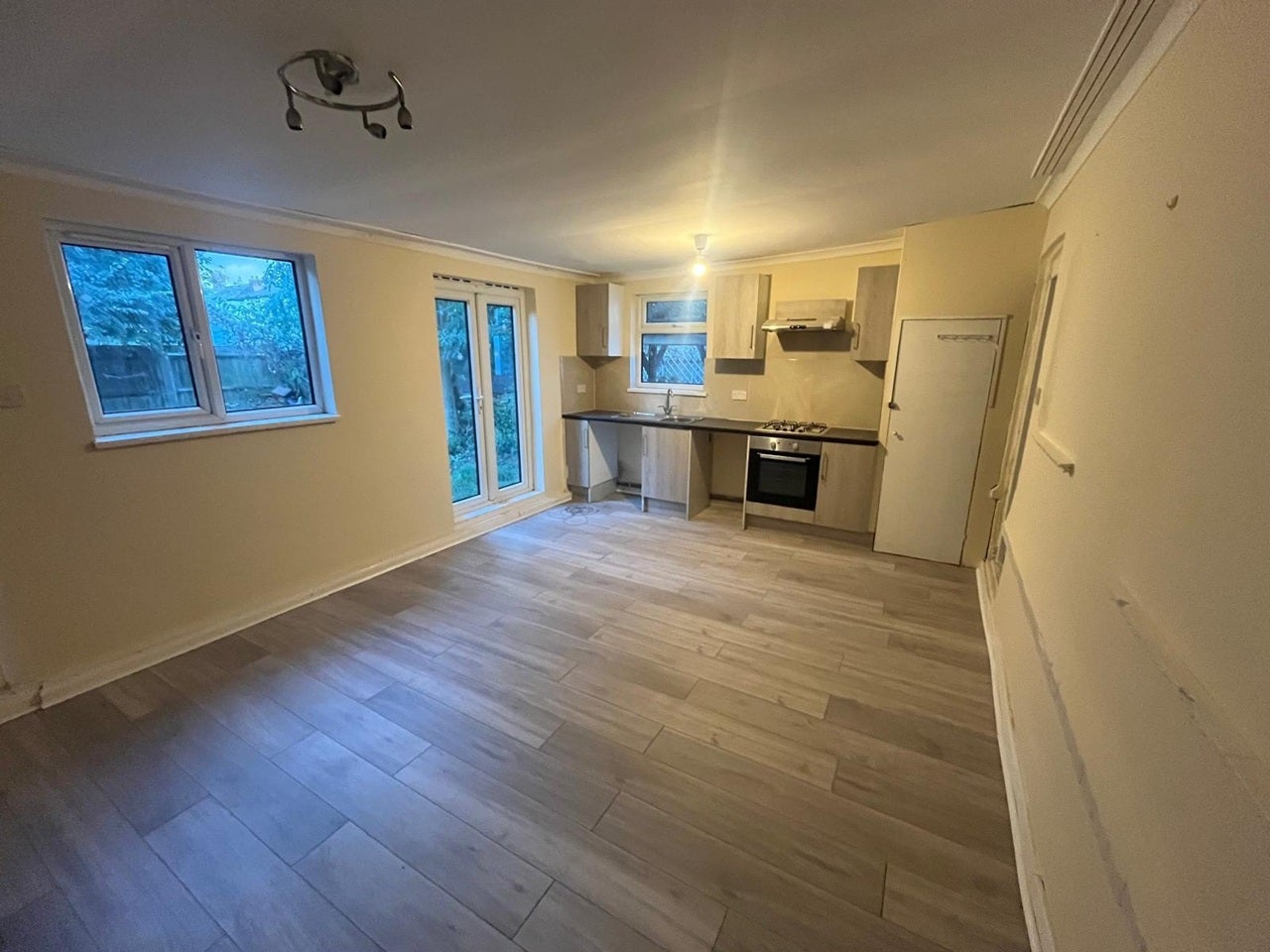 Room Selby Road in Greater London