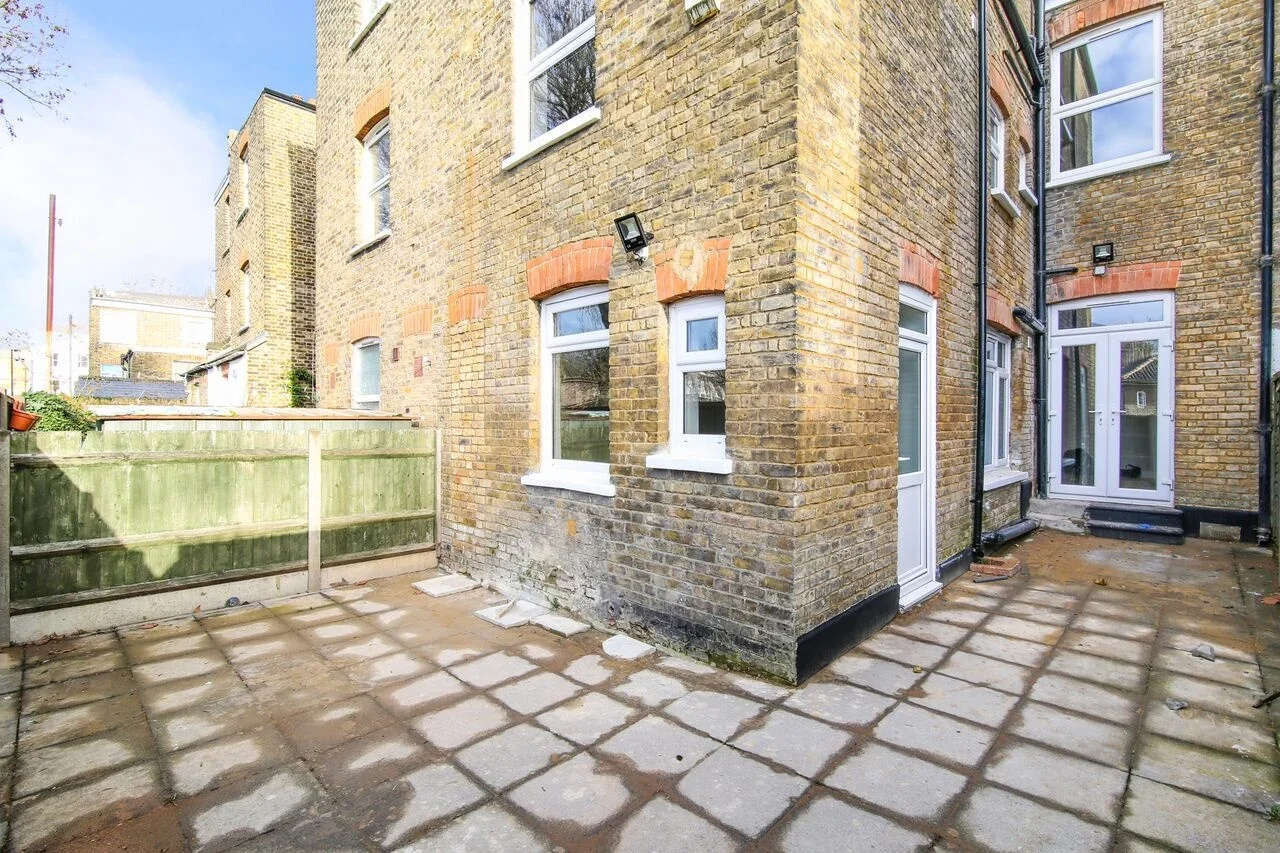 Flat Champion Grove in Greater London