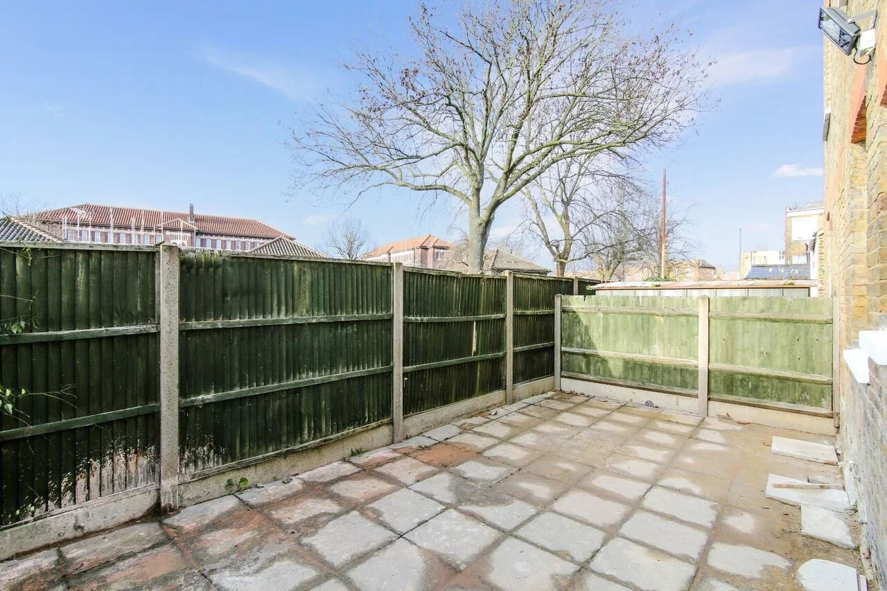 Flat Champion Grove in Greater London
