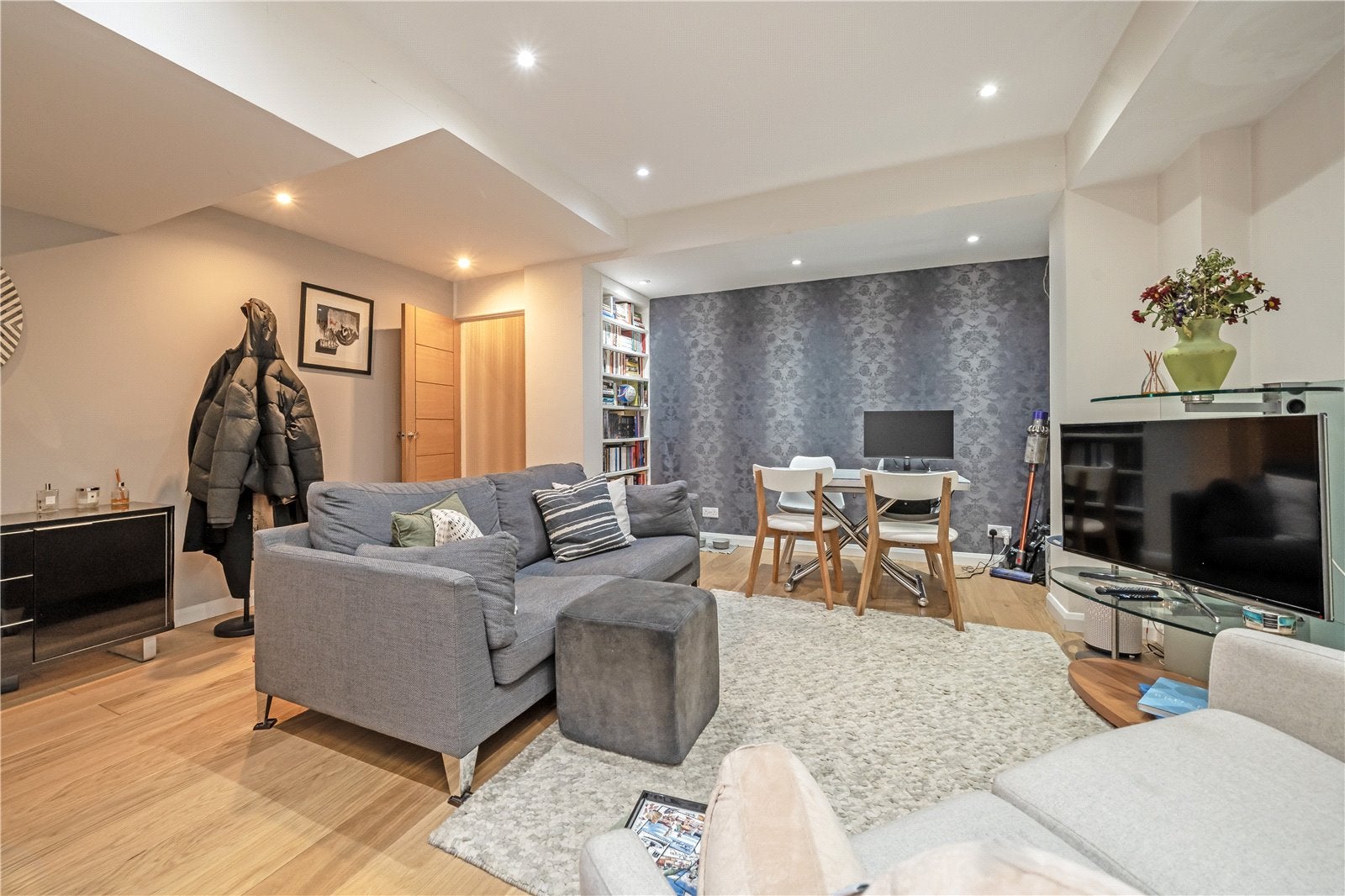 Flat Belgrave Road in City of Westminster