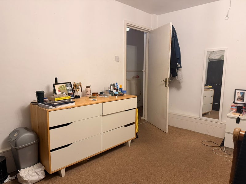 Room Overton Road in Greater London