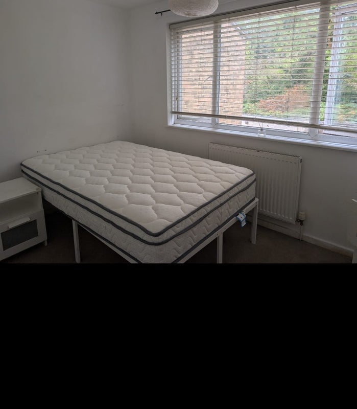 Room Colonsay Road in Crawley