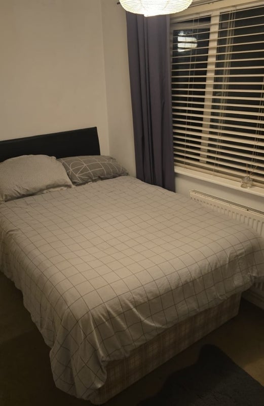 Room Colonsay Road in Crawley