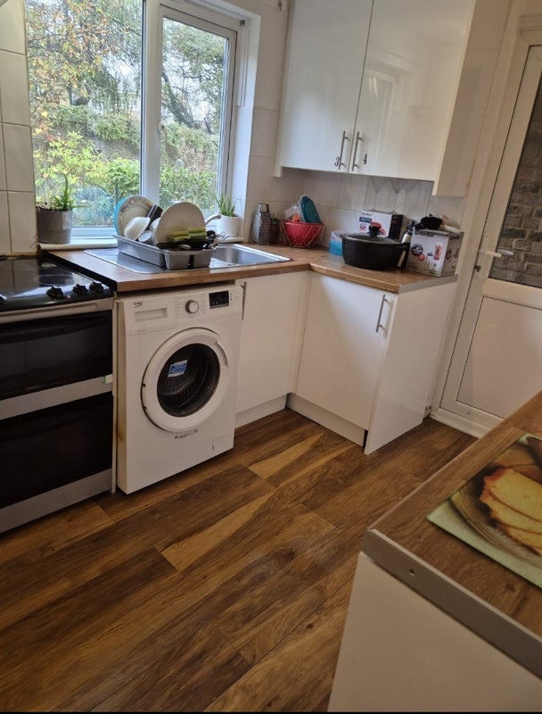 Room Colonsay Road in Crawley