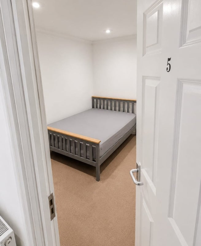 Room Colonsay Road in Crawley