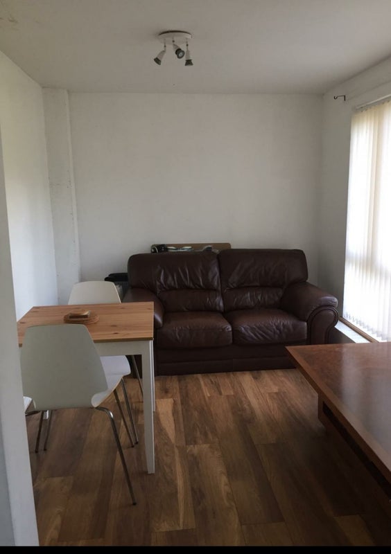 Room Colonsay Road in Crawley