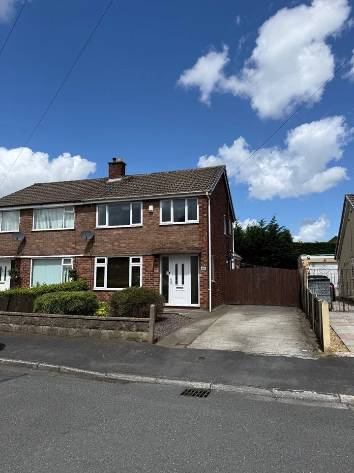 House Arlington Drive in Poynton-With-Worth