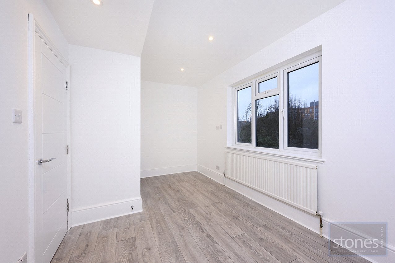 Flat Broadhurst Gardens in Greater London