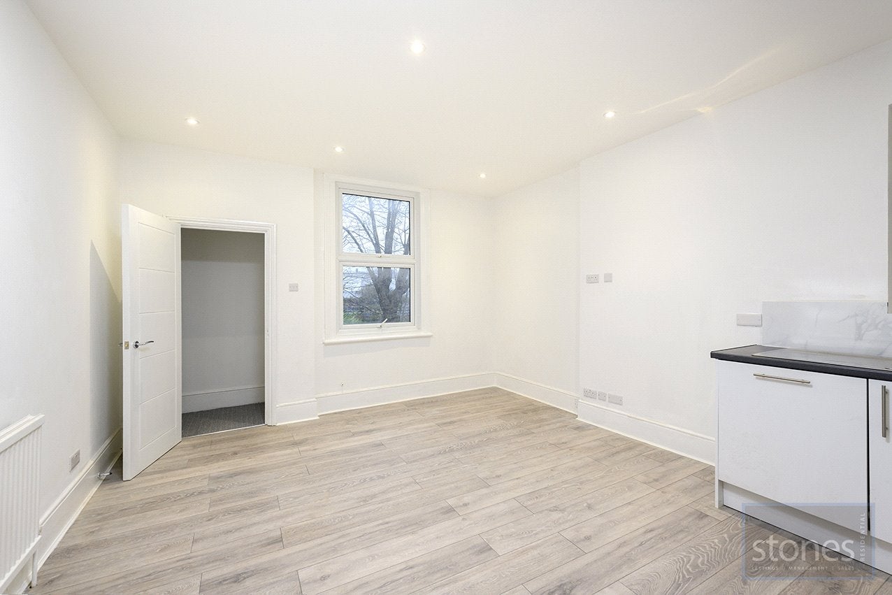 Flat Broadhurst Gardens in Greater London