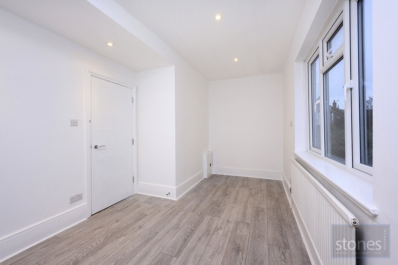Flat Broadhurst Gardens in Greater London