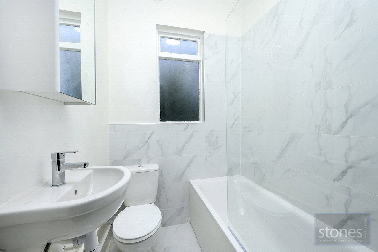 Flat Broadhurst Gardens in Greater London