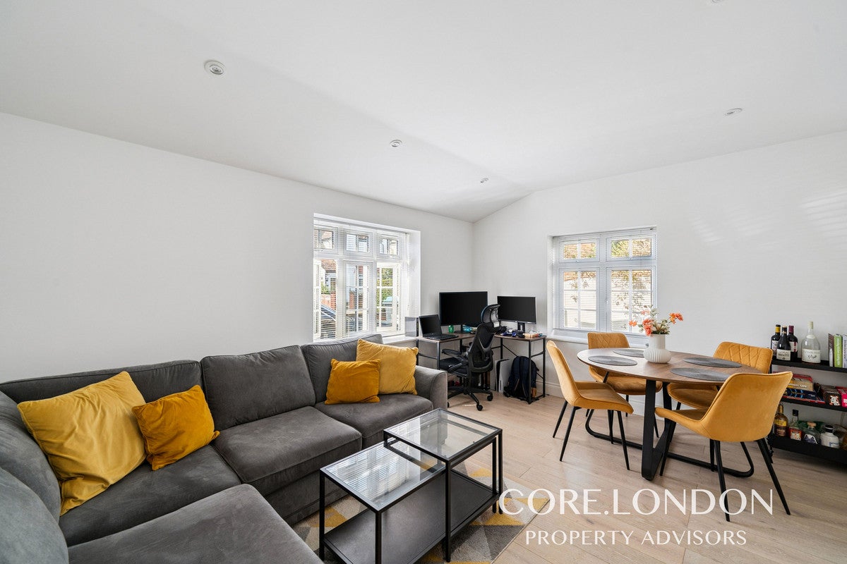 Flat Evelyn Grove in Greater London