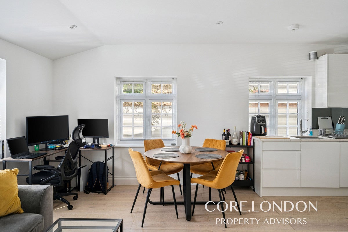 Flat Evelyn Grove in Greater London