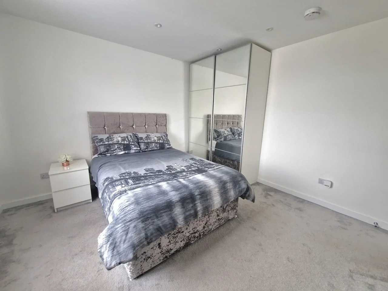 Room Thornhill Road in Luton