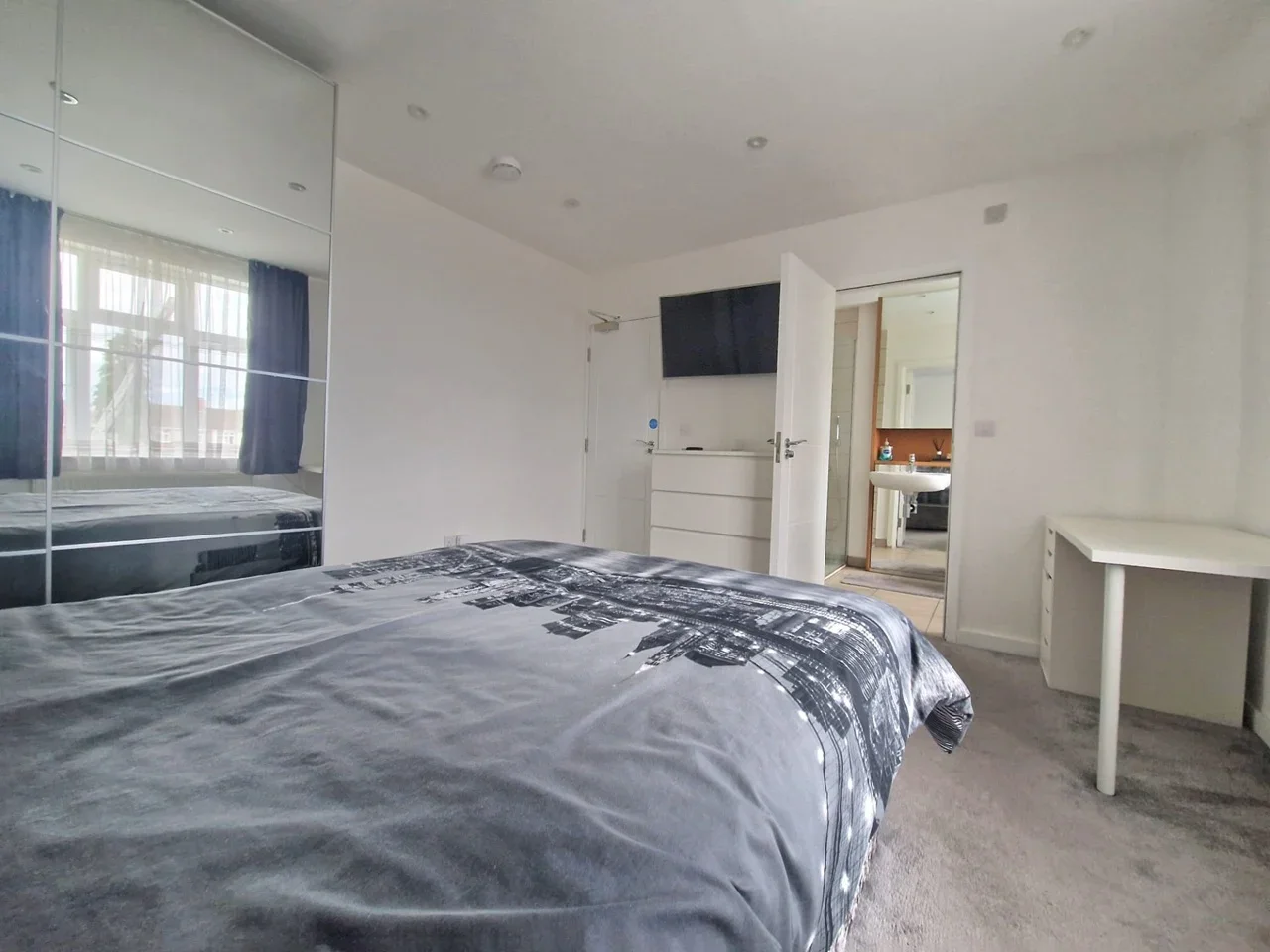 Room Thornhill Road in Luton