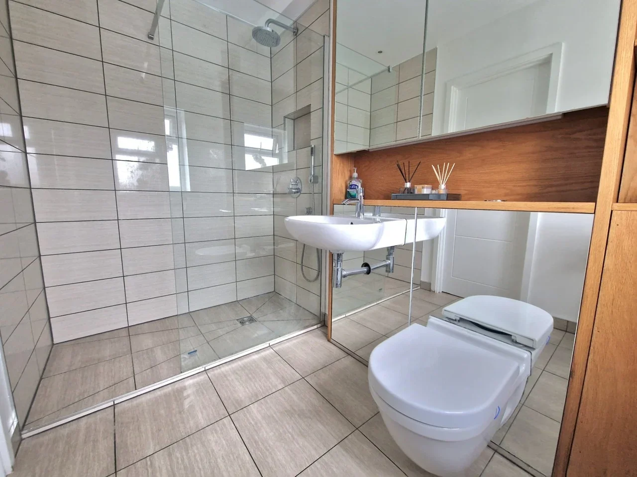 Room Thornhill Road in Luton