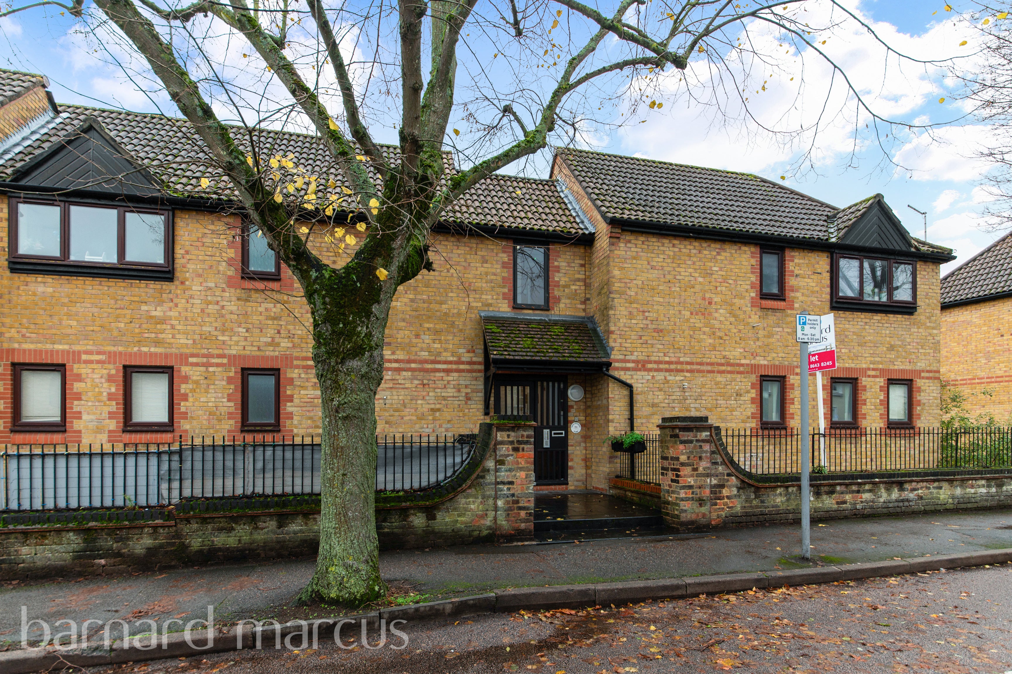 Flat Greyhound Road in Greater London