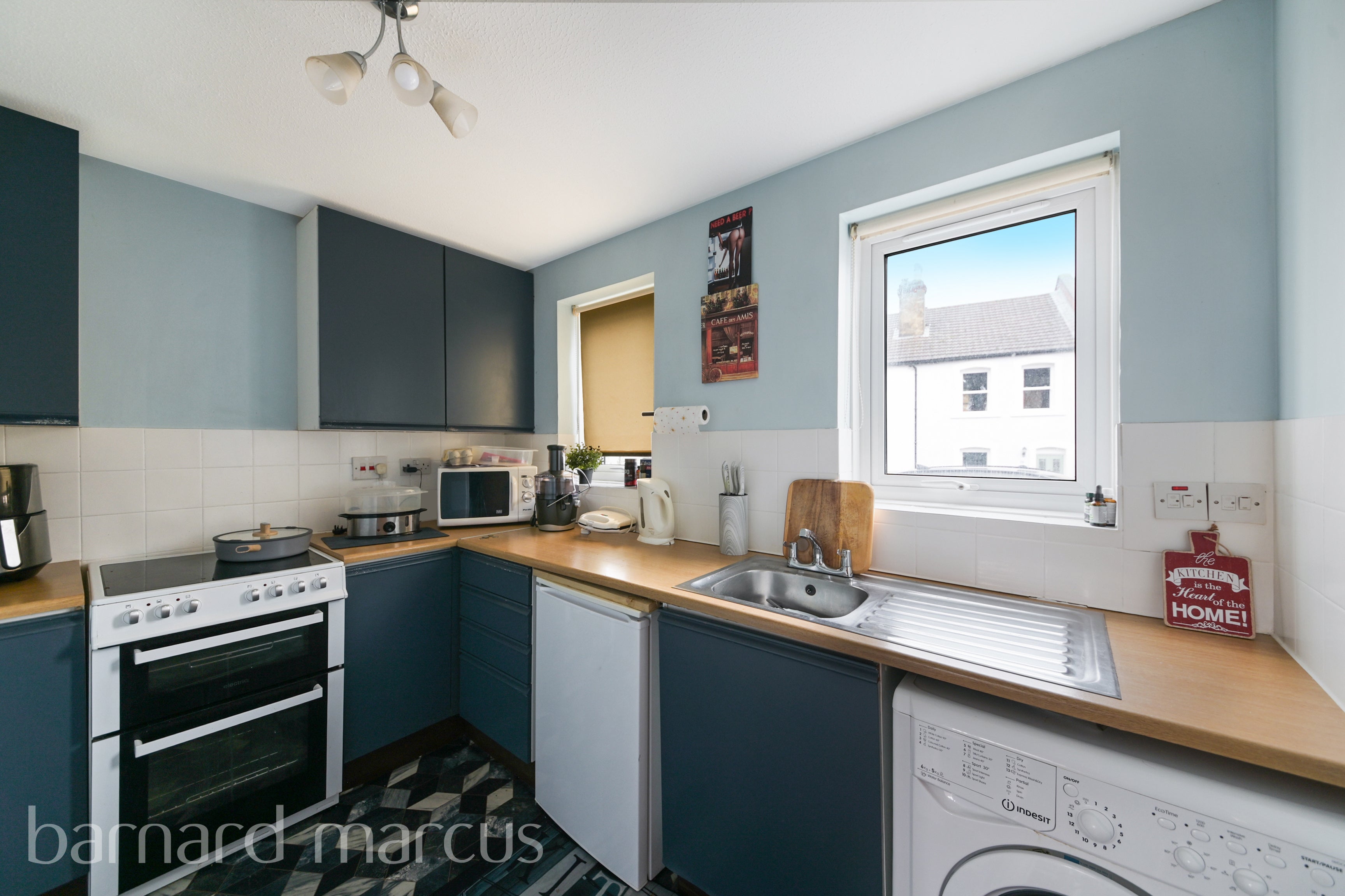 Flat Greyhound Road in Greater London