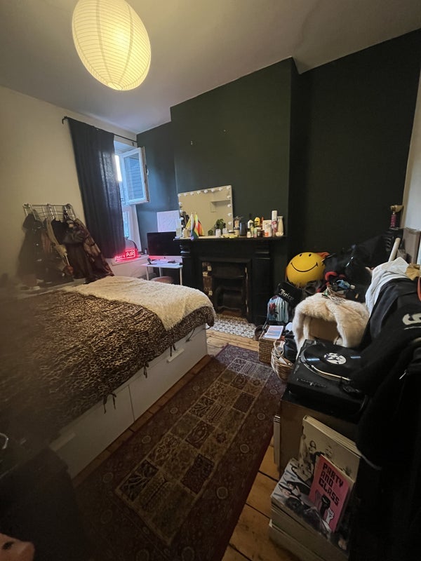 Room Despenser Place in Cardiff