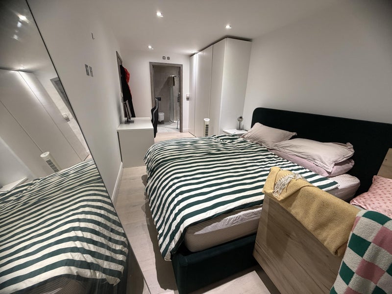 Room Plough Road in Greater London