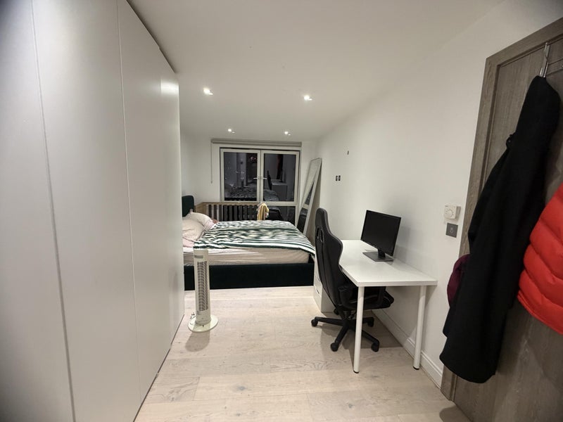 Room Plough Road in Greater London