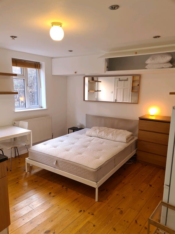 Flat Essex Road in Greater London