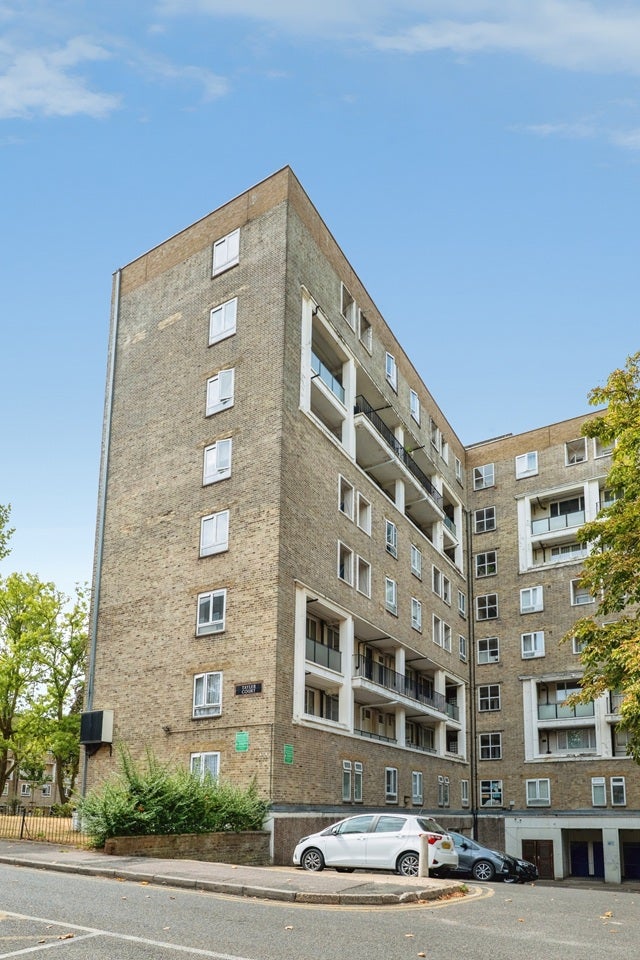 Flat Dorman Way in Greater London