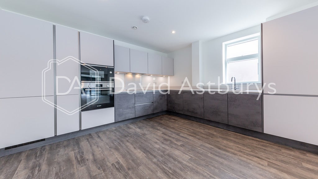 Flat Tetherdown in Greater London