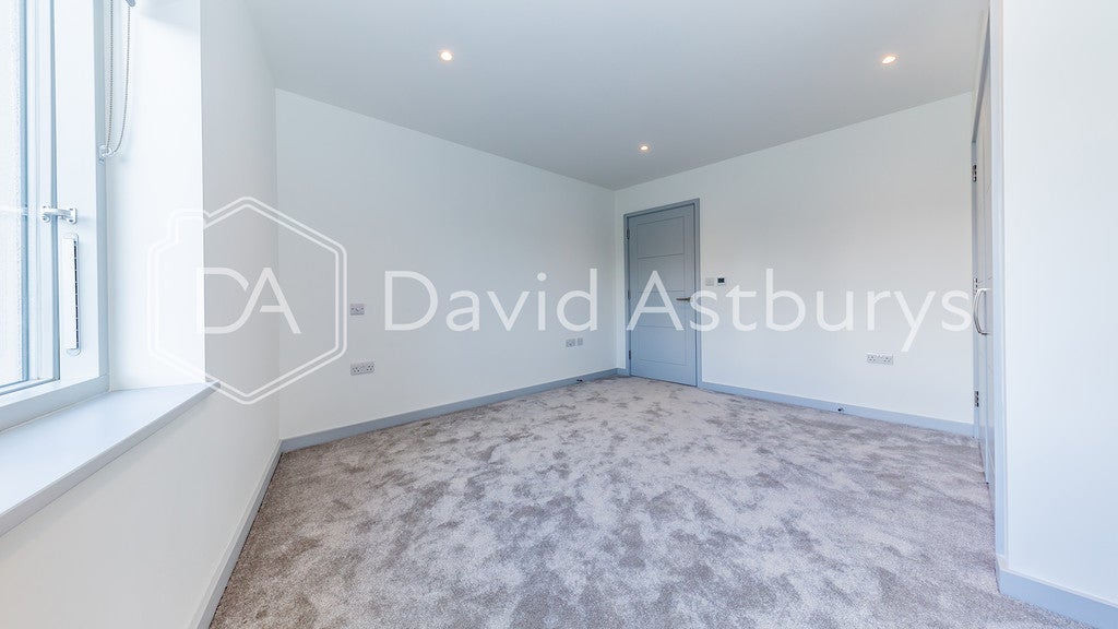 Flat Tetherdown in Greater London