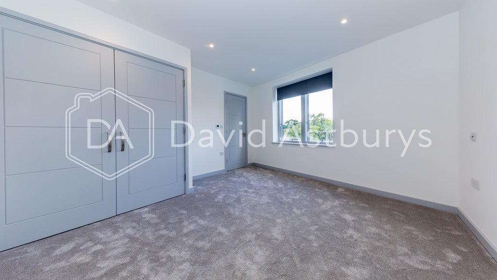 Flat Tetherdown in Greater London