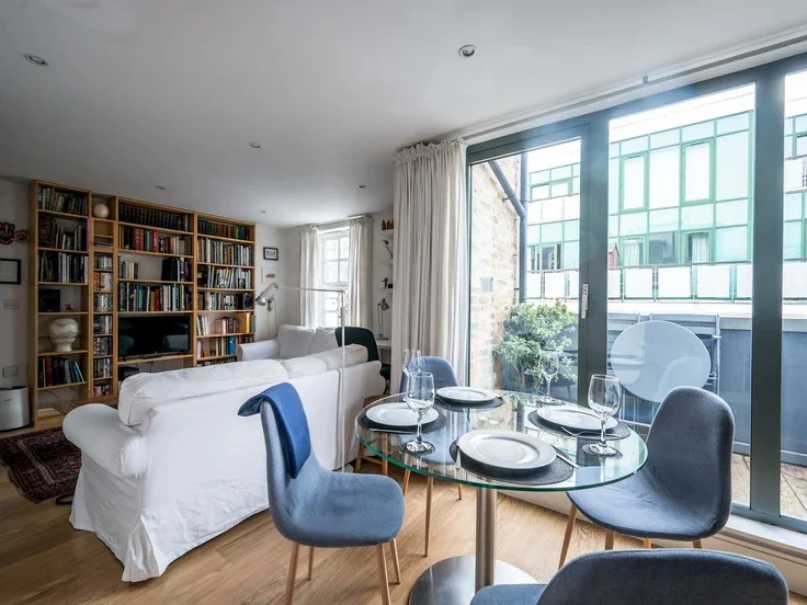 Flat Bermondsey Street in Greater London