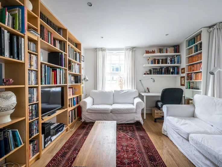 Flat Bermondsey Street in Greater London