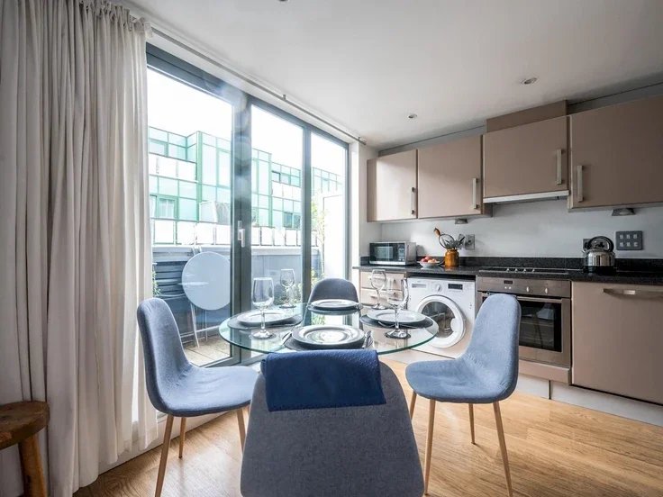 Flat Bermondsey Street in Greater London