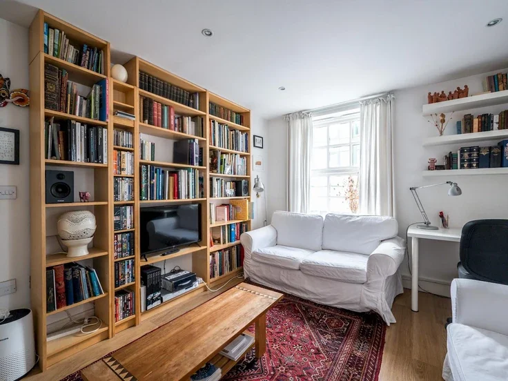 Flat Bermondsey Street in Greater London
