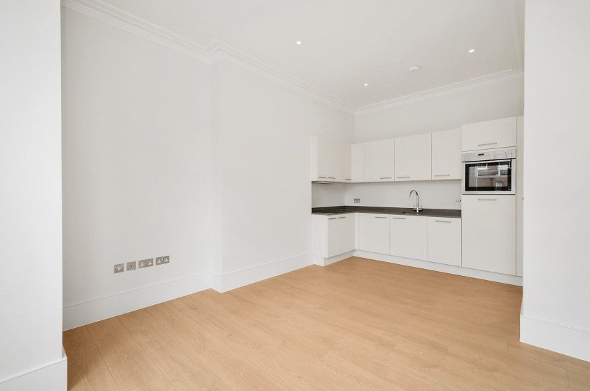 Flat Downside Crescent in Greater London