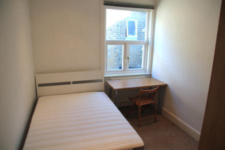 Flat Holmesley Road in Greater London