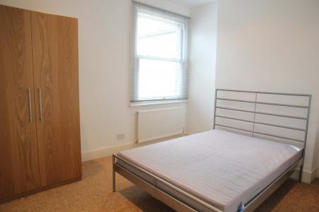 Flat Holmesley Road in Greater London