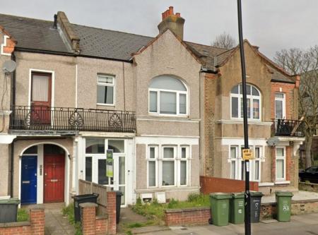 Flat Holmesley Road in Greater London