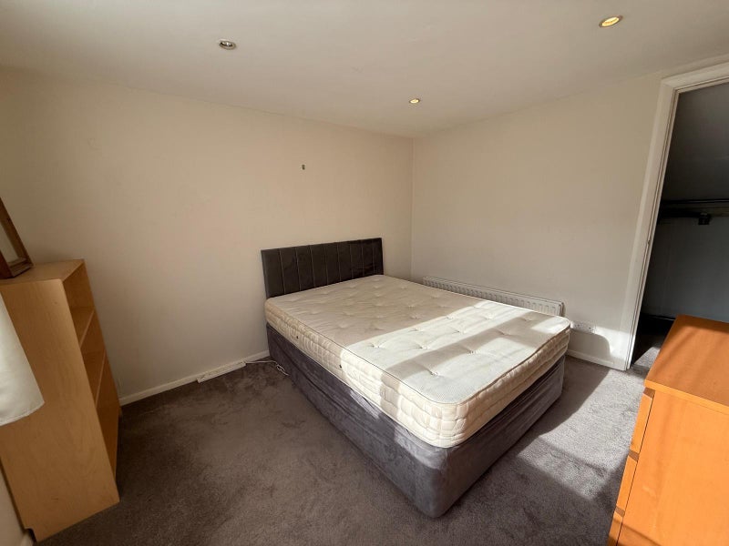 Room Kerrison Road in Greater London