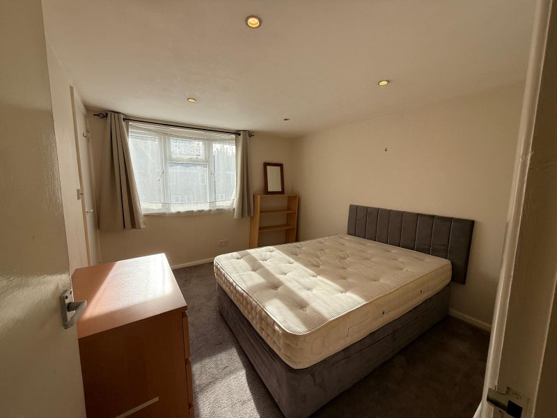 Room Kerrison Road in Greater London
