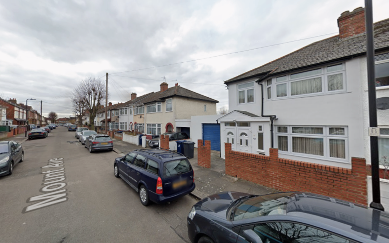 Flat Mount Avenue in Greater London