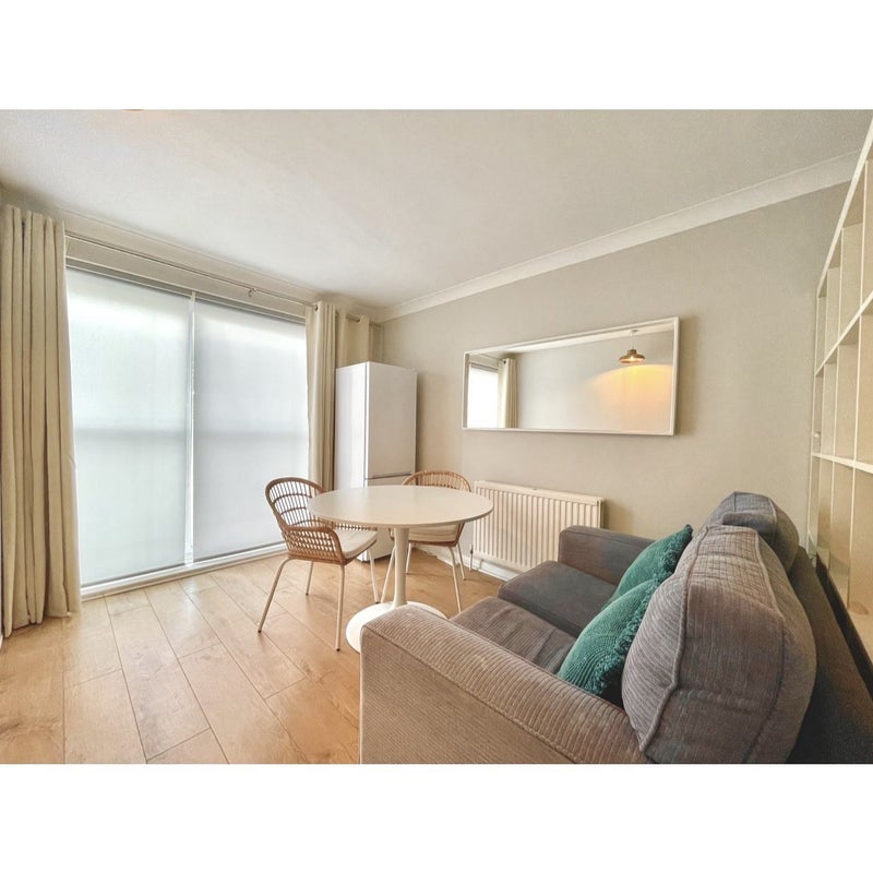 Room Eglinton Road in Greater London